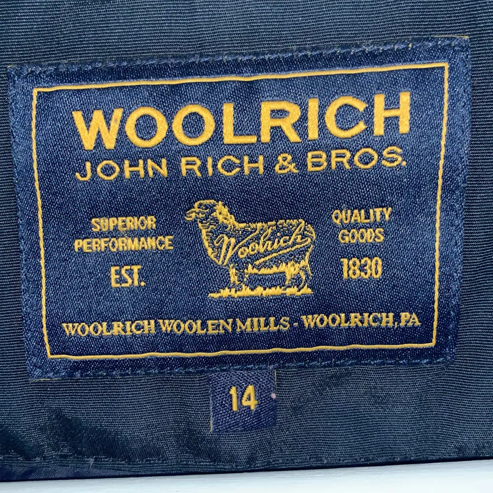 Vinterjacka från Woolrich. Köpt för 6999kr använd ett fåtal gånger.              Storlek 14. . Jackor.