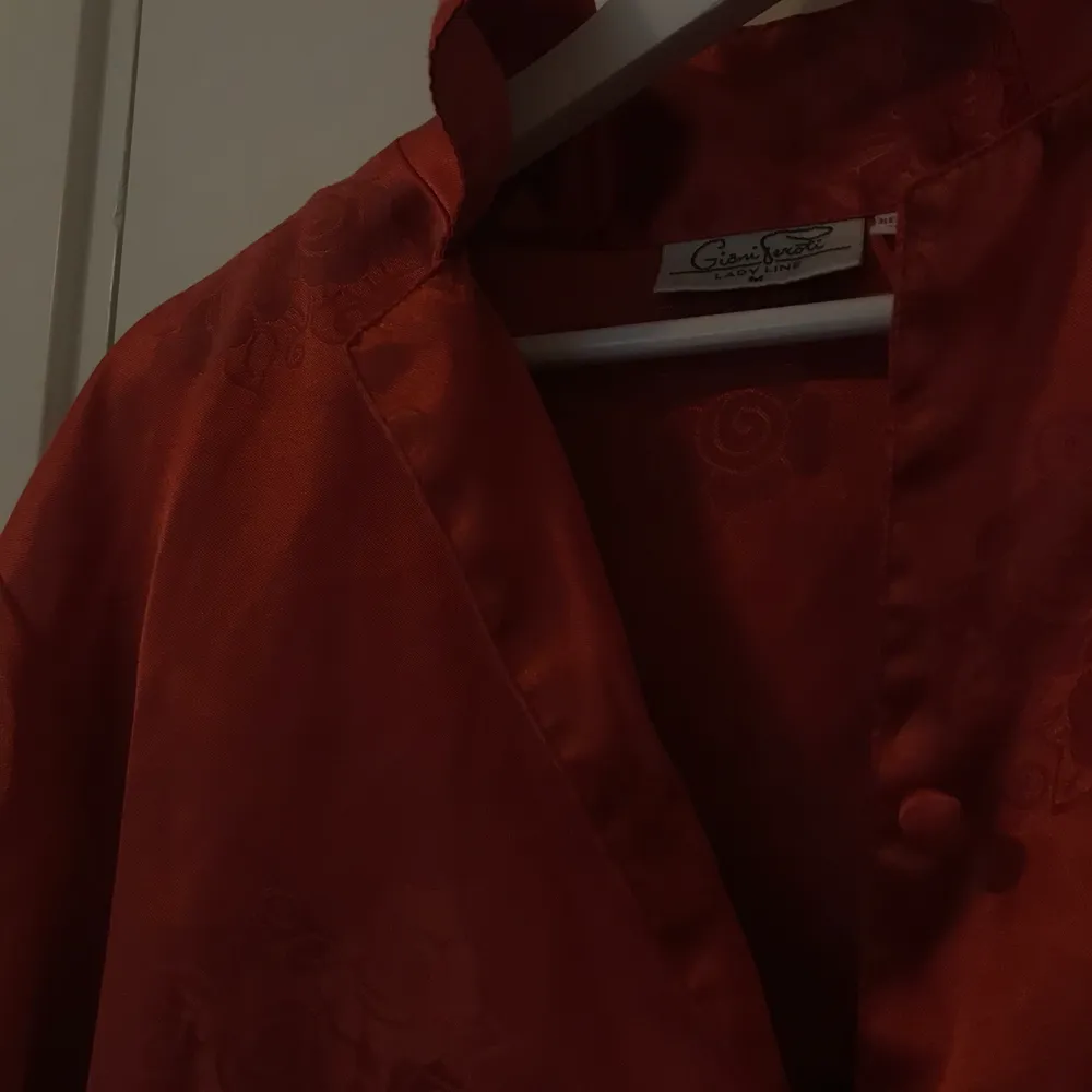 En röd silkes tröja/skjorta ifrån Giani feroti i strl M. Har knappt kommit till använda. 70kr + frakt😊. Tröjor & Koftor.