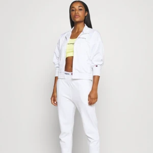 Champion Jacka  - Helt ny oanvänd champion FULL ZIP träningsjacka i storlek S. Orginal pris 649kr. Skriv för mer info :)