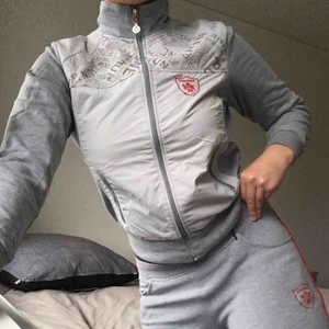  - Grå träningsset. Byxorna är raka i benen. Väldigt snyggs set men alldeles för små för mig. Knappt använt då setet bara legat i en låda och glömts bort. 