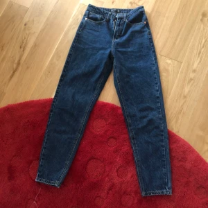 Målade mom jeans  - De är textilfärg, använda sparsamt💕💕 två ormar i röd och grön rkt coola byxor. Ps färgen är starkare i verkligheten 