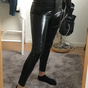 Lackbyxor - Säljer dessa snygga lackbrallor från STAY💕 de är i bra skick o säljes pga inte min stil längre:( jag är 165 cm🌸