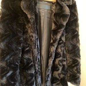 Pälsjacka  - Här är en snygg svart pälsjacka från Vero Moda i storlek S men passar även M. Den är i bra skick och jag säljer den för 150kr + frakt.