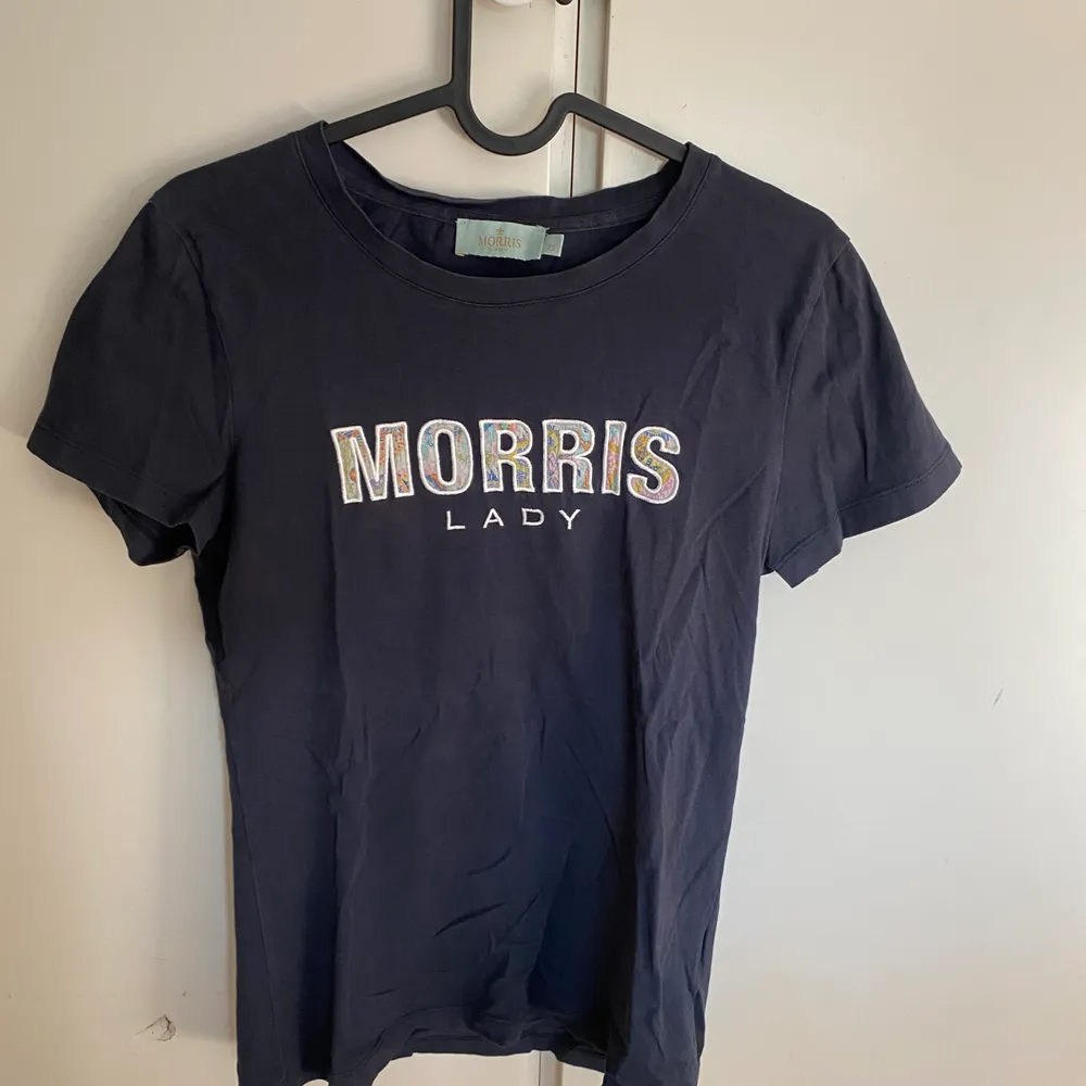 En marinblå T-shirt från Morris med färgglatt tryck ”Morris”, är i nyskick då den är använd 1 gång. . T-shirts.