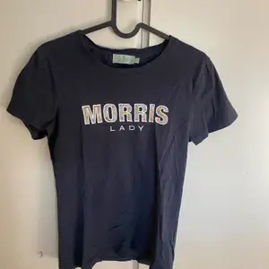 En marinblå T-shirt från Morris med färgglatt tryck ”Morris”, är i nyskick då den är använd 1 gång. 