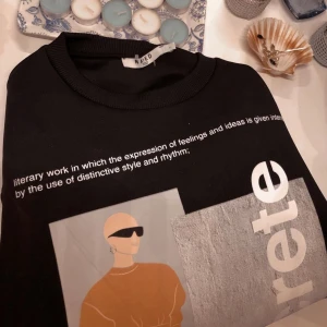 Sweatshirt  - Säljer en fin sweatshirt i strl L🦋 90kr