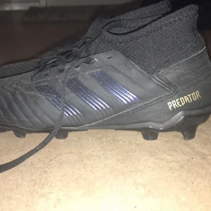 Adidas Predetor fotbollsskor! - Ett par adidas fotbolls skor! Konst gräs. Är otroligt snygga och är i ett grymt skick!Ca 4 månader sedan jag köpte dem