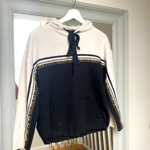 Hoodie Zara - Superfin slutsåld hoodie från Zara! Sparsamt använd, stl S och sitter lite snyggt oversized. Kan bjuda på frakten vid smidig affär❤️