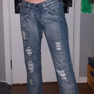 Helt oanvända nya DG byxor som tyvärr var för små för mig! finns ingen storlek på byxorna men skulle säga att dom är XS