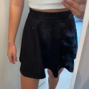 Svart kjol - En svart kjol från New yorker, i storlek XS. Kjolen är aldrig använd och jätte bekväm och har resår i midjan. 