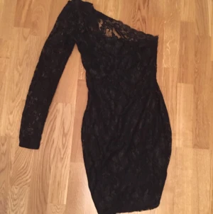  - Underbar klänning i svart spets ifrån New Yorker perfekt nu till nyår. Precis som ny. 