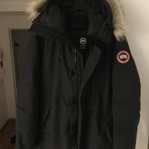  Canada goose Chateau parka Herr Str M/M Äkta päls - Säljer Canada goose Chateau parka i Str M/M Äkta päls.  Pris: 3000kr   Pris kan diskuteras vid snabb affär. Först till kvarn.