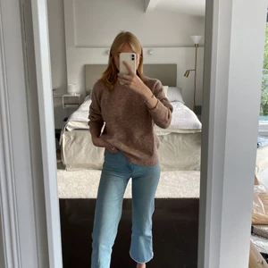 Carin Wester ljusrosa/beige stickad tröja i storlek S  - Underbar stickad tröja från märket Carin Wester i storlek S. Knappt använd. Materialet består av bla alpacka & ull. Köparen står för frakt (spårbart)! Jag skickar självklart med rekommenderat om det önskas 🌷