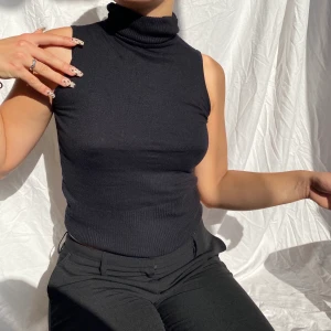 Snygg polo! - Supersnygg polo! Passar som den är eller över en långärmad tröja😍 perfekt till hösten!! Budgivning om fler är intresserade 💫 kan mötas