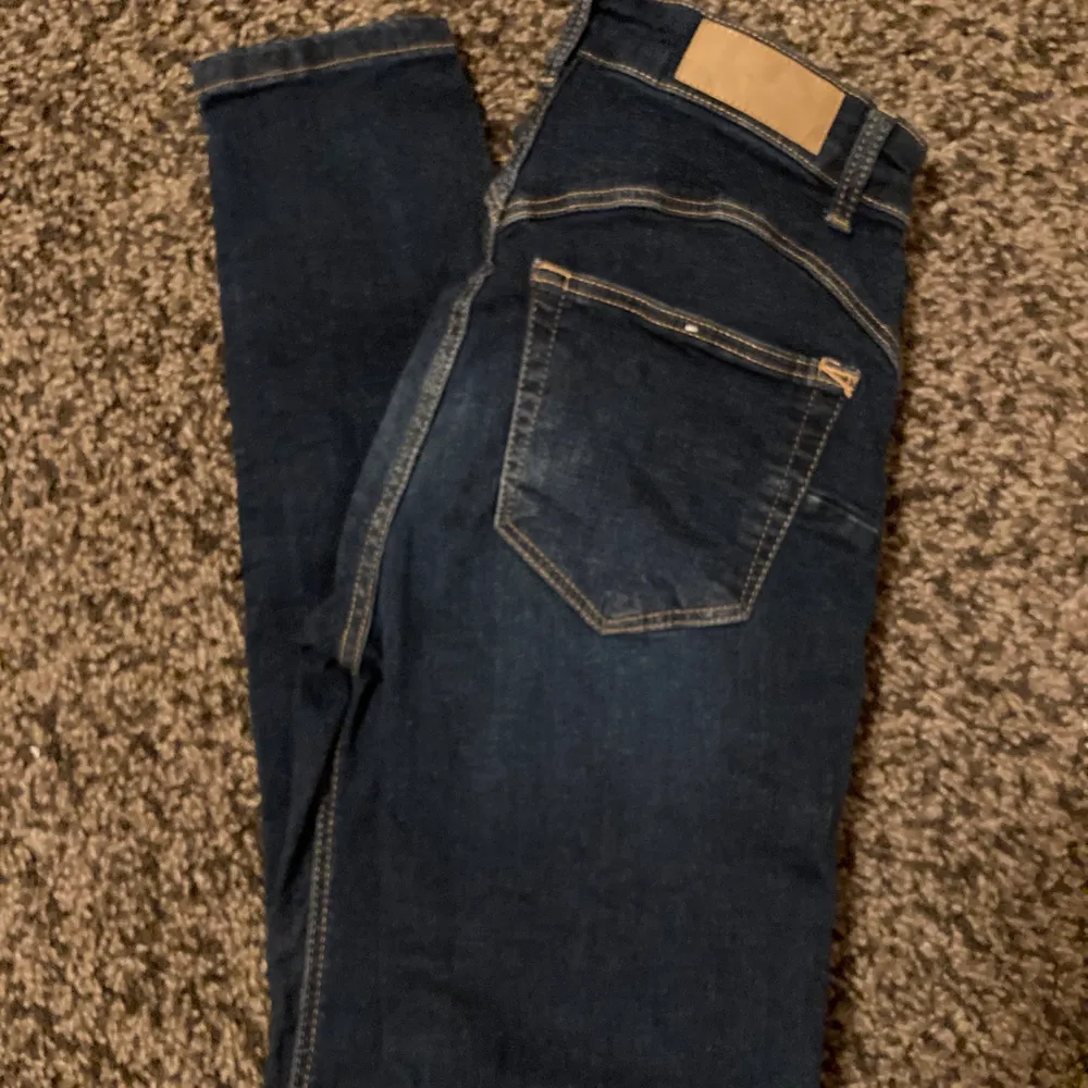Tighta jeans med pushup för rumpan. Använda endast 1 gång. Slutar ovanför anklarna. Jag är 170 cm lång. . Jeans & Byxor.