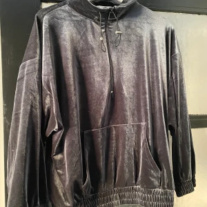 Hoodie  - Hoodie från Zara, använt ett fåtal gånger. 