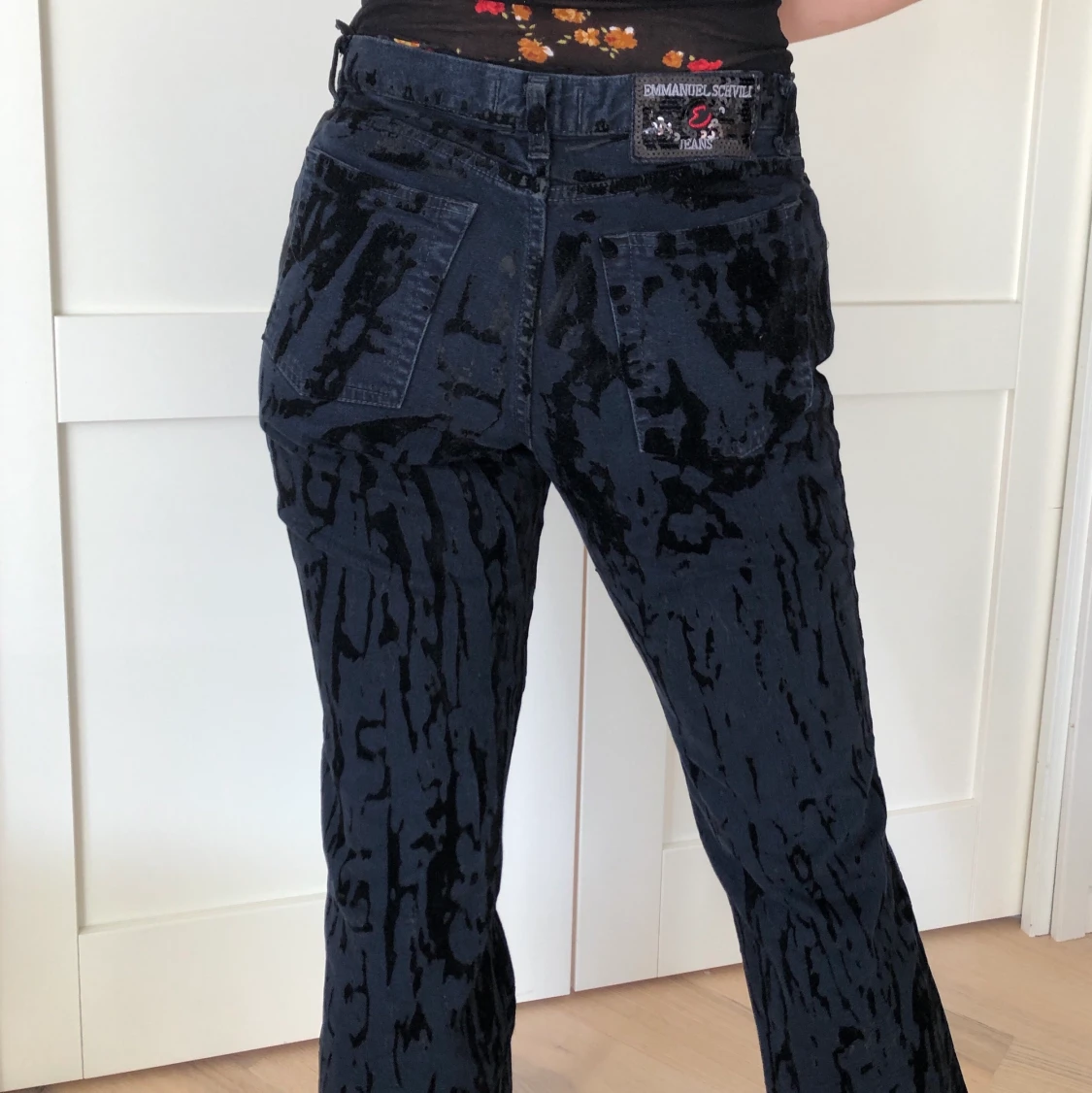 Svarta jeans med sammetsmönster  - 90