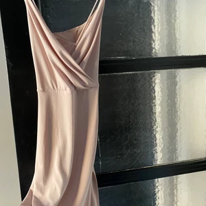 Klänning med slits  - Klänning med slits från Nelly, använd ett fåtal gånger. 