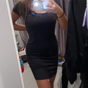 Mörkgrå klänning  - En bekväm och enkel klänning, har tyvärr klippt bort lappen i nacken för den kliade men passar mellan XS-M eftersom den är väldigt stretchig. 