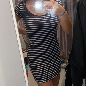 Randig klänning  - En super skön randig klänning, i storlek S men är väldigt stretchig så passar många. Använd 3 gånger.