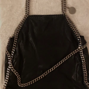 Stella McCartney väska - Säljer min fina Stella McCartney Falabella Tote väska! Väldigt fint skick och använd sparsamt. Skriv privat för mer bilder samt fler detaljer. Budgivningen börjar på 2600kr. 