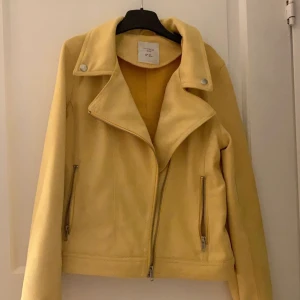 Jacka - En superfin mocka jacka, väldigt fint skick och använd fåtal gånger