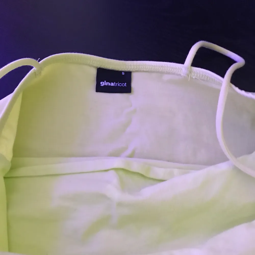 Neon grönt linne från Gina tricot, vill helst att den ska säljas så snabbt så möjligt så buda i kommentarerna💕 högsta budet: 10kr. Toppar.