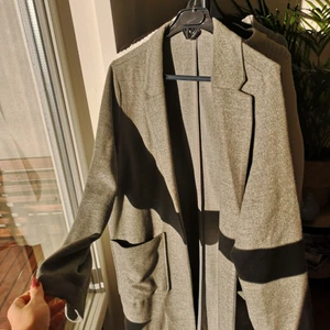  - Snygg kappa i ljusgrå. Ingen knäppning. 