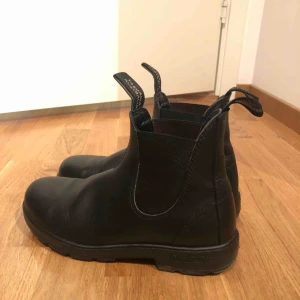  - Svarta Blundstone i storlek 38.  Sparsamt använda endast en säsong så de är i mycket bra skick.  Perfekta vinterkängor med rum för ett par sockor eller en extra sula.  Kan mötas upp om du bor i Stockholm :) 