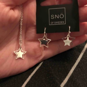  - Halsband och örhängen i form av silvriga stjärnor från märket ”Snö of Sweden” båda för 200kr, nypris 500kr för båda! Köpta på Åhléns. 200kr inklusive frakt💞