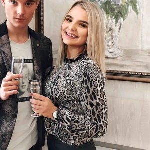  - Festtopp från schackmatt mode. Den är i ett glansigt material! 😍