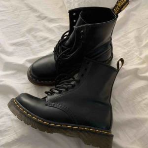  - Mina bästa DrMartens! Använda 1 säsong, så fortfarande i bra skick. Kan mötas upp i Göteborg eller Jönköping, annars står köparen för frakt ⭐️