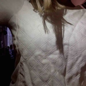  - vit collegetröja, storlek XS jag är storlek M och den är inte tajt