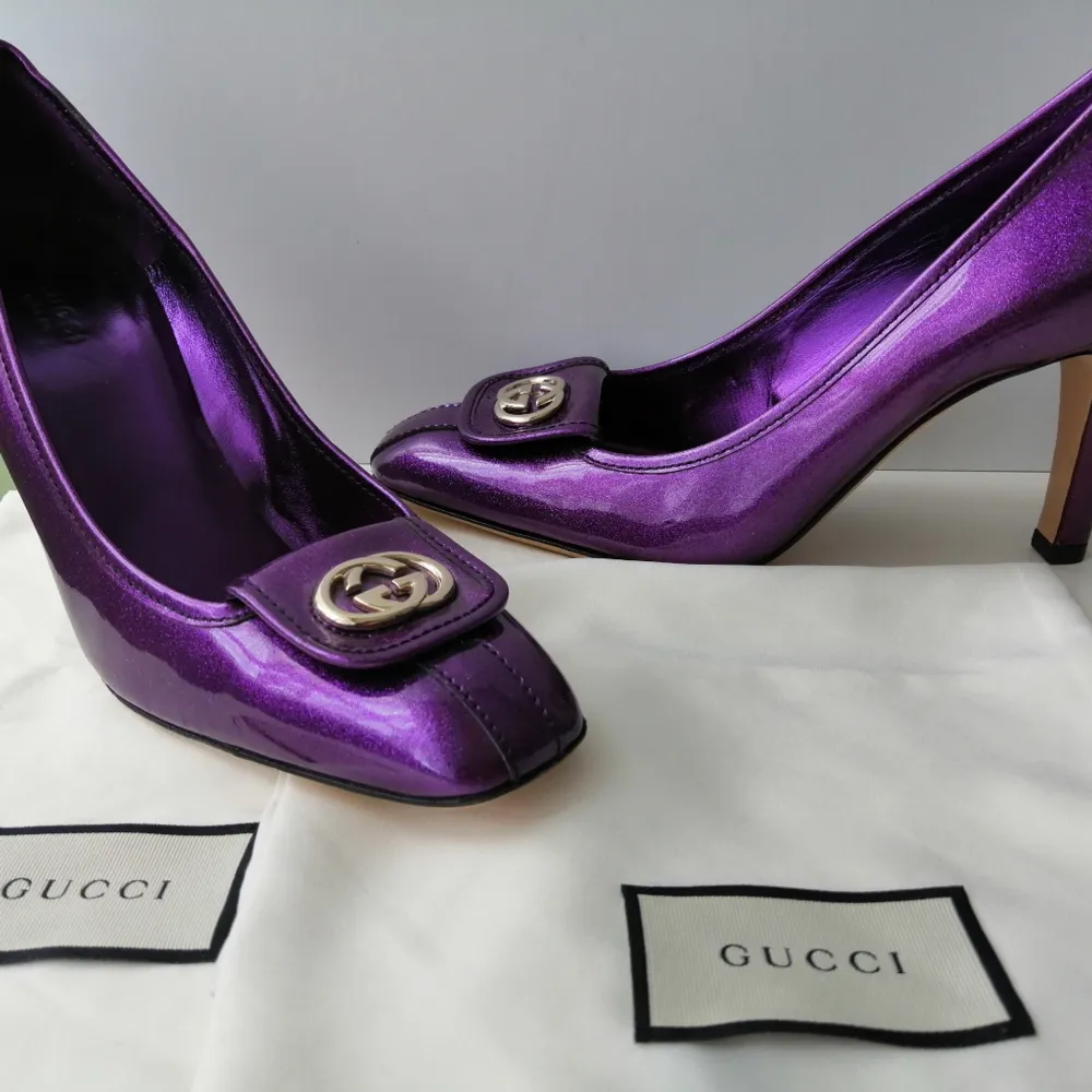 Gucci pumps, excellent condition, dustbag, authentic, size 39, insole 26cm, high heels 9cm, purple, write me for more info and pics🙂. Skor.