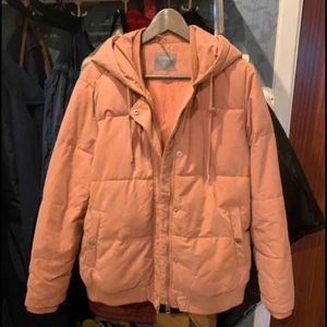  - Rosa jacka från Lindex. Använt ett fåtal gånger. Notera att biten för att hänga jackan är sönder.