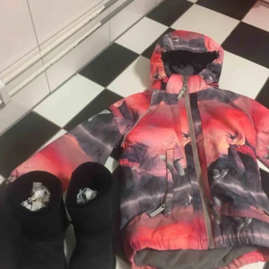  - Jackan är i princip oanvänd! Inget att anmärka på!! Jättefin!! Strl 126