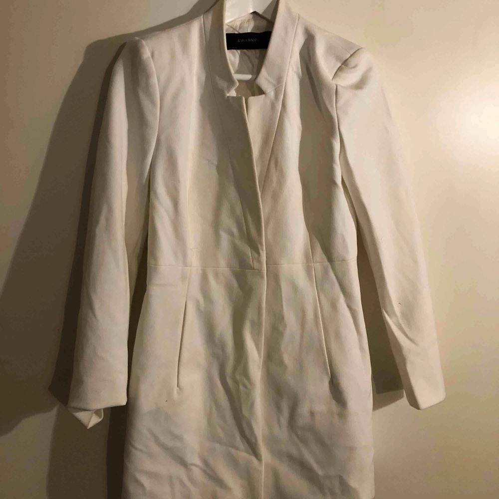 Fin vit kappa från Zara. Knappt använd. . Jackor.