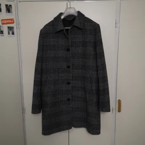  - Säljer min bläck rock från MQ eftersom jag ej gillar hur den sitter på mig längre, är i väldigt bra skick och skulle se väldigt bra oversized på en S då den är 85 cm lång