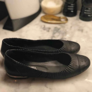  - Chanel ballerina skor. Använda. Kvitto finns. 