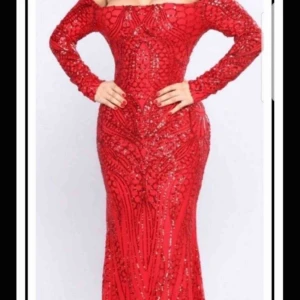 - Röd maxi klänning, passar perfekt till nyår. Helt ny med tagg kvar
