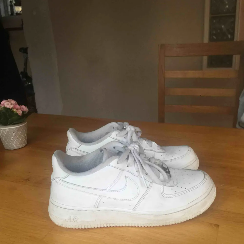 Ett par vita nike airforce 1 07! Väldigt bra skick nästan som nya.. Skor.