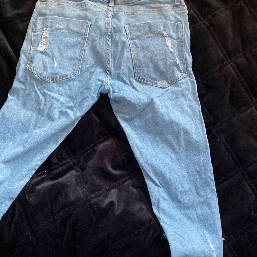 Slitna ljusa jeans från Never denim | Plick Second Hand