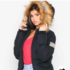  - Säljer denna skit snygga jackan, startar bud till den 23/11. Nästan aldrig använd, köpt från Nelly, nypris är 2499kr 