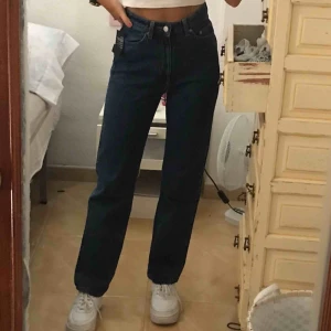  - Oanvända jeans från Weekday i modellen row i size 30/30! Frakt står köparen för och kan även mötas upp i Gbg