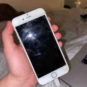  - En iphone 6 i guld som är sprucken men fungerar som vanligt. Kan gå ner i pris vid snabb affär