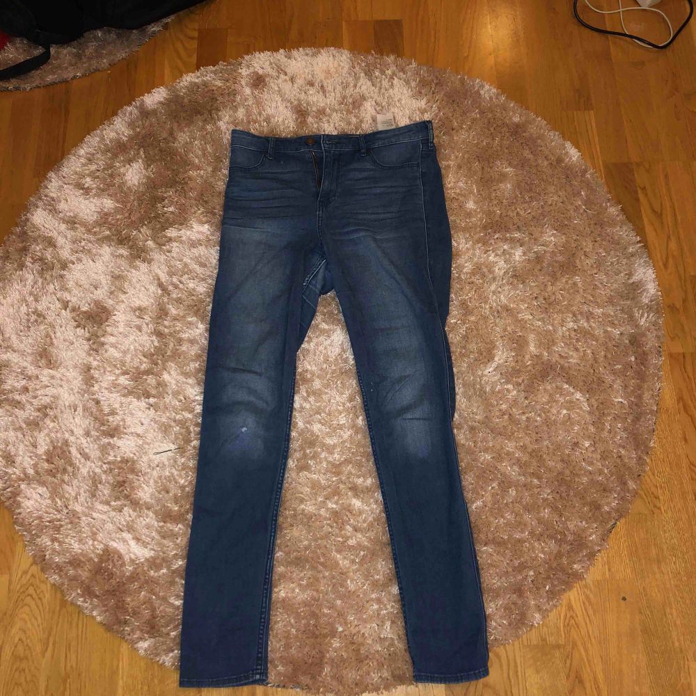 Super sköna och stretchiga jeans från hollister, något slitna men annars är kvaliteten bra. Jeans & Byxor.