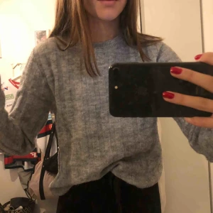  - Grå stickad ribbad tröja ifrån hm