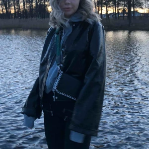 Lack jacka - Super bal jacka i typ lack material skit snygg men kommer inte till användning 