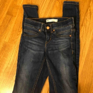Gina jeans - Superfina Alex jeans från Ginatricot. Använda fåtal gånger så är som i nyskick. Köparen står för fraktkostnaden, om du har fler frågor så skriv privat!💗💗