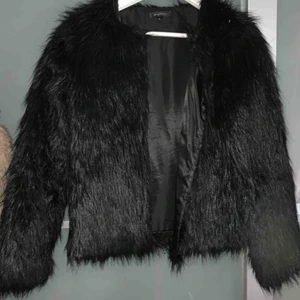  - Svart faux pälsjacka, den som vill mötas upp kan även få den billigare vid snabb affär